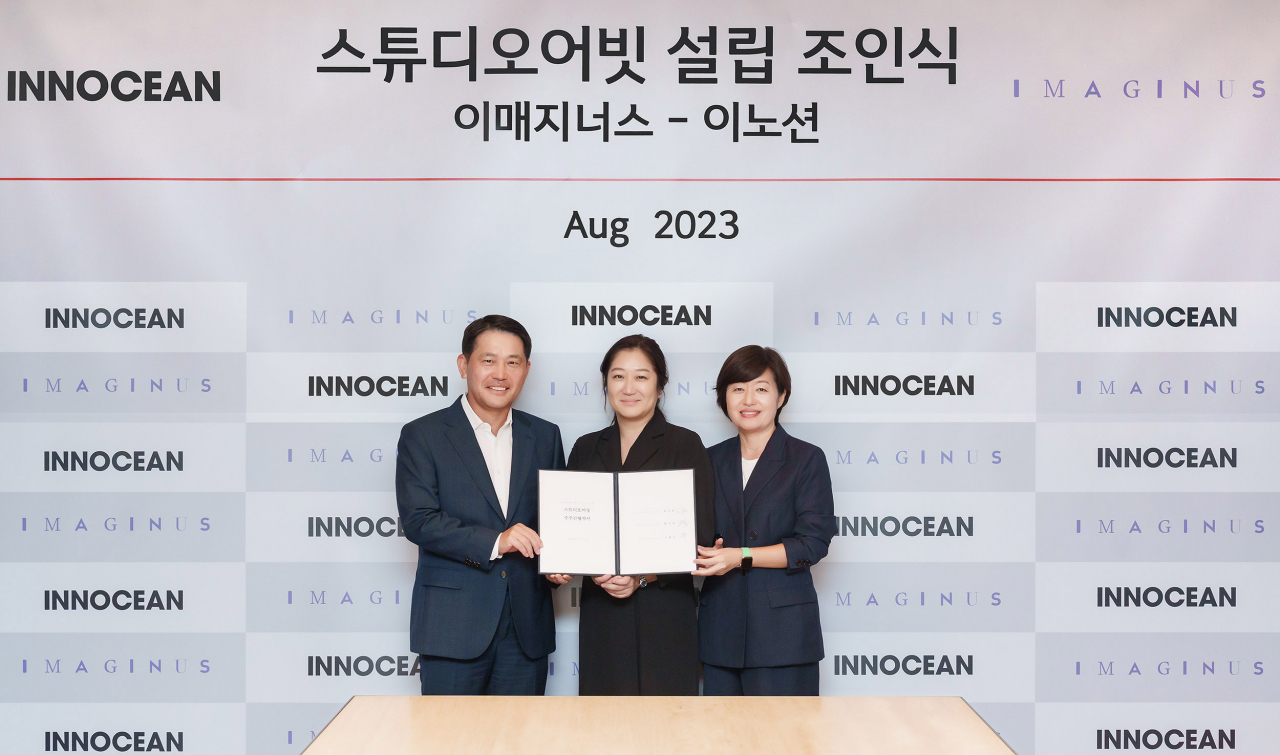 이노션이 콘텐츠 제작사 이매지너스와 손잡고 조인트벤처 ‘스튜디오어빗’을 설립한다. 최근 이노션 서울 본사에서 열린 설립 조인식에 참석한 이용우(왼쪽부터) 이노션 대표이사와 황지영 스튜디오어빗 대표, 최진희 이매지너스 대표이사. [이노션 제공]