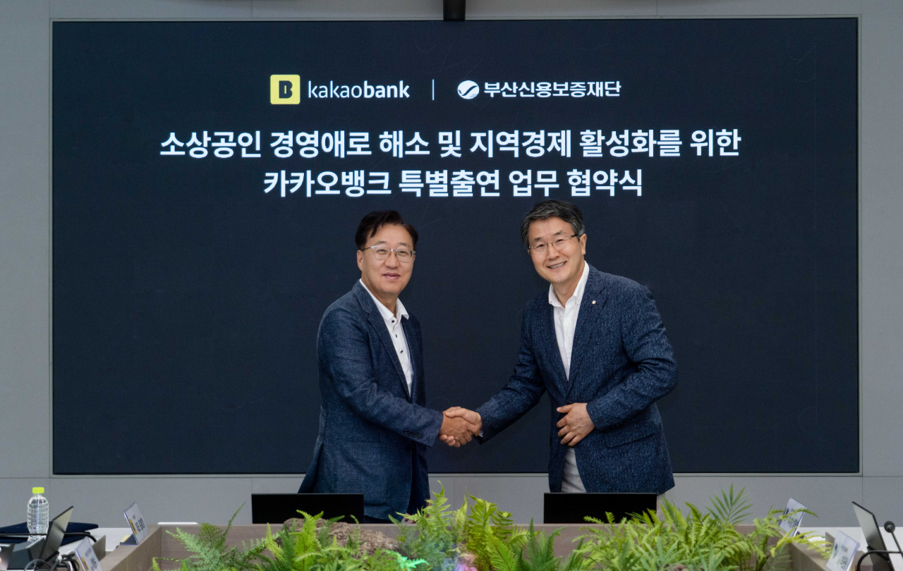 카카오뱅크 윤호영 대표(왼쪽)와 부산신용보증재단 성동화 이사장이 지난 3일 카카오뱅크 판교오피스에서 진행된 업무 협약식에서 기념 촬영을 하고 있다.