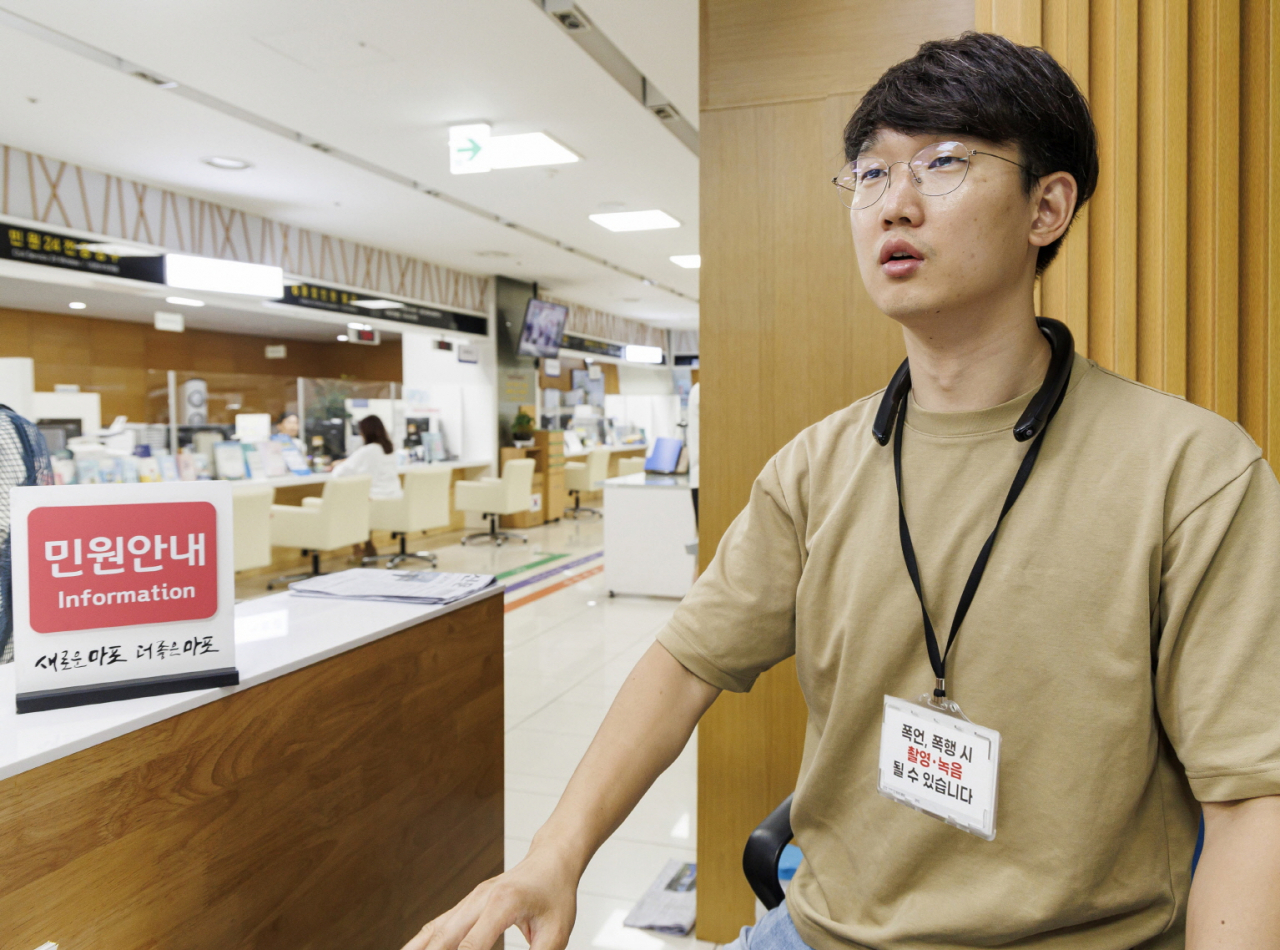 서울 마포구는 악성 민원에 대응하기 위해 민원전담 부서와 동주민센터에 웨어러블 카메라 36대를 도입했다고 7일 밝혔다. [마포구 제공]