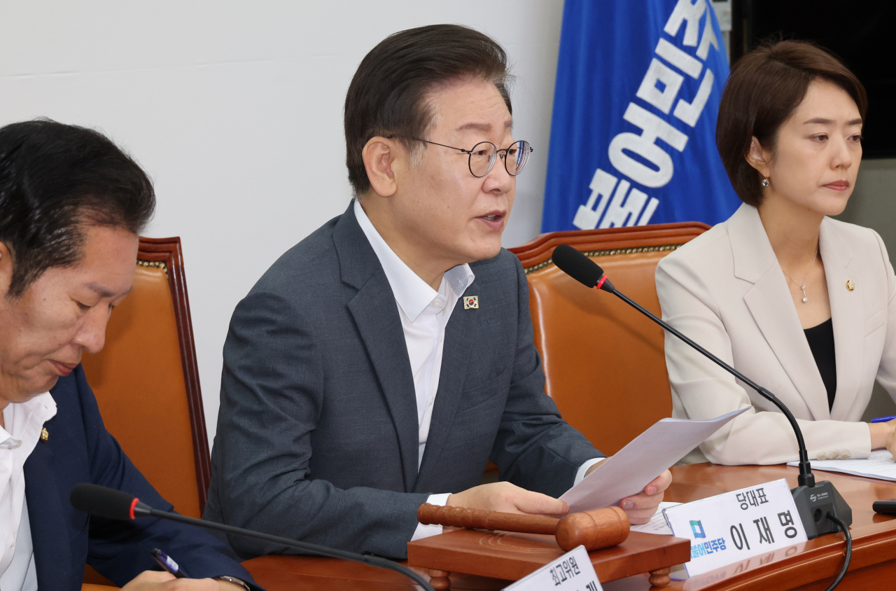 이재명 더불어민주당 대표가 7일 국회 당 사무실에서 최고위 회의를 하고 있다. [연합]