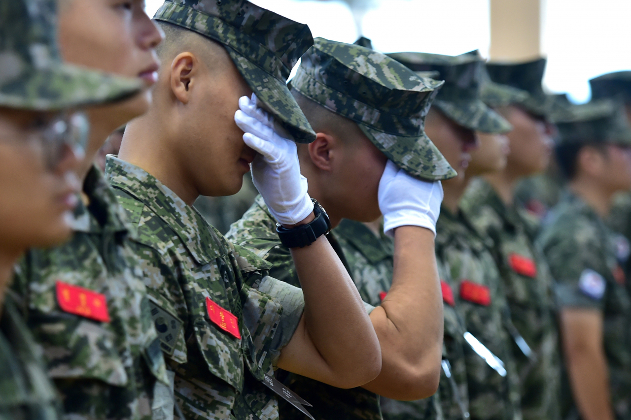 고 채수근 상병 순직 사건을 조사하고 보직해임된 해병대 수사단장 박모 대령은 9일 이첩 시기를 조정하라는 지시를 받은 적 없다며 윤석열 대통령의 지시에 따라 엄정하고 철저하게 수사했을 뿐이라는 입장을 밝혔다. 지난달 22일 경북 포항 해병대 1사단 체육관에서 열린 채 상병 영결식에서 해병대원들이 애써 눈물을 훔치는 모습. [연합]