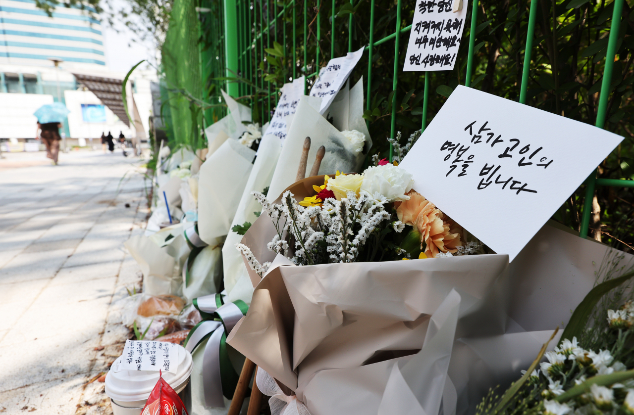 7일 오전 경기도 성남시 서현역 한 대형 백화점 인근에 지난 3일 발생한 '분당 차량 돌진 및 흉기 난동'으로 사망한 60대 피해자를 추모하는 꽃다발과 커피 등이 놓여 있다. 연합뉴스