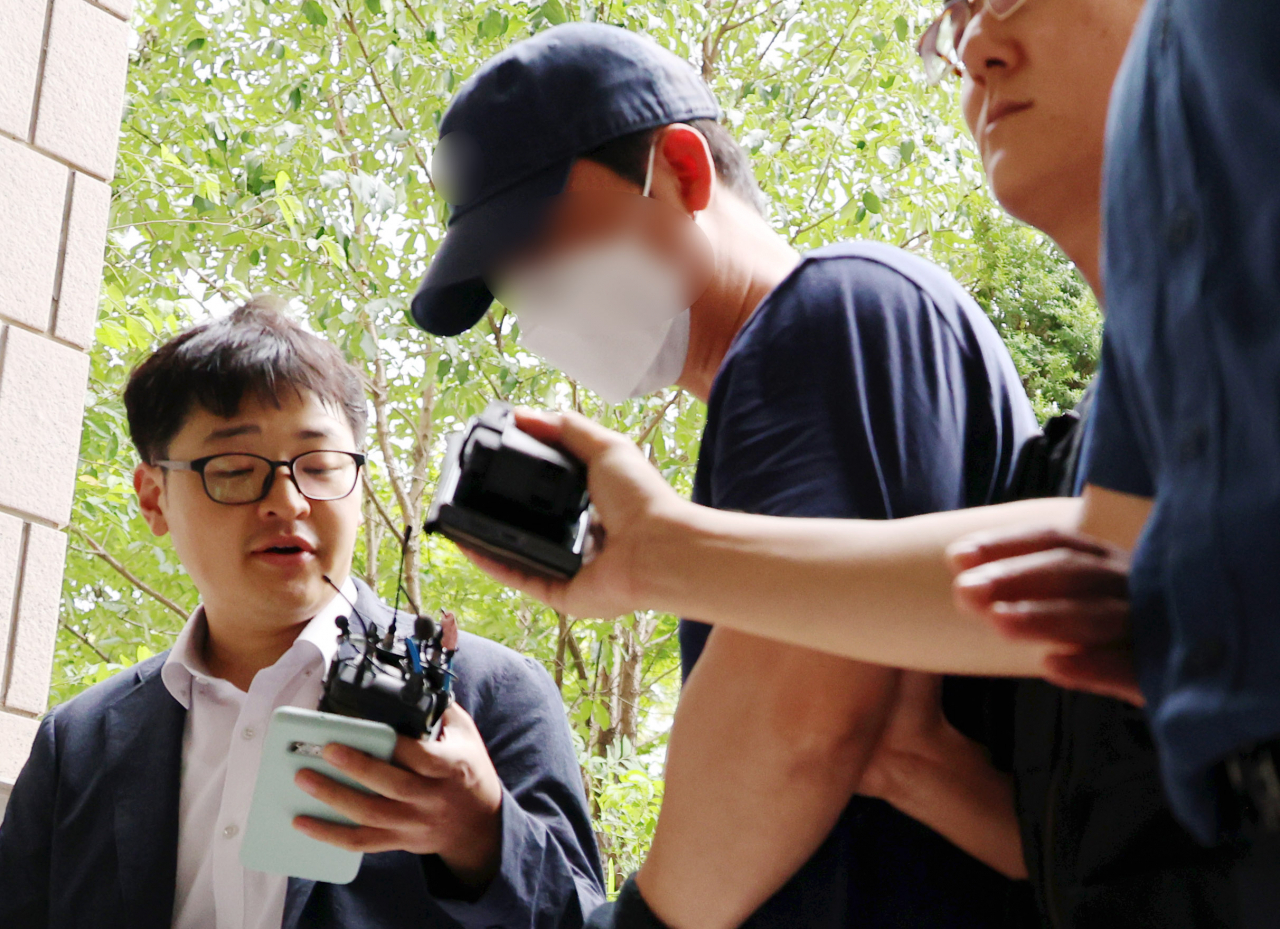 인천 번화가에서 살인을 저지르겠다는 협박성 글을 인터넷에 올린 혐의를 받는 40대 남성이 7일 오후 구속 전 피의자 심문(영장실질심사)을 받기 위해 인천지법으로 들어서고 있다. [연합]