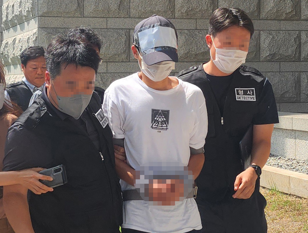 과거 선생님이었던 40대 교사를 흉기로 찌른 혐의(살인미수)로 현행범 체포된 20대 남성 A씨가 5일 오후 대전 서구 대전지방법원에서 열린 구속 전 피의자 심문(영장실질심사)에 출석하고 있다. [연합]