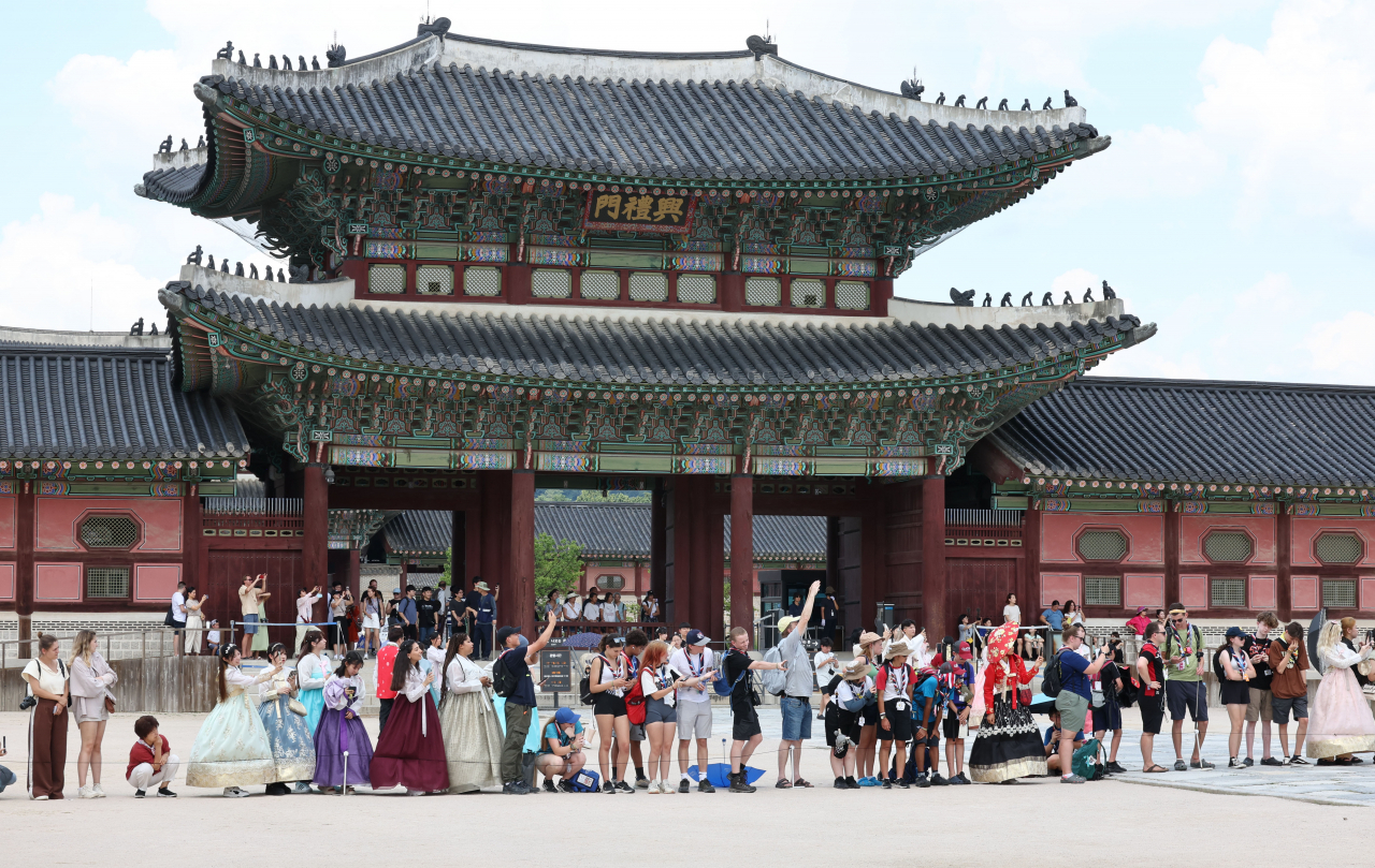 2023 새만금 세계 스카우트 잼버리에서 조기 퇴영한 영국 스카우트 대원들이 7일 오후 서울 종로구 경복궁을 방문해 수문장 교대의식을 관람하고 있다. [연합]