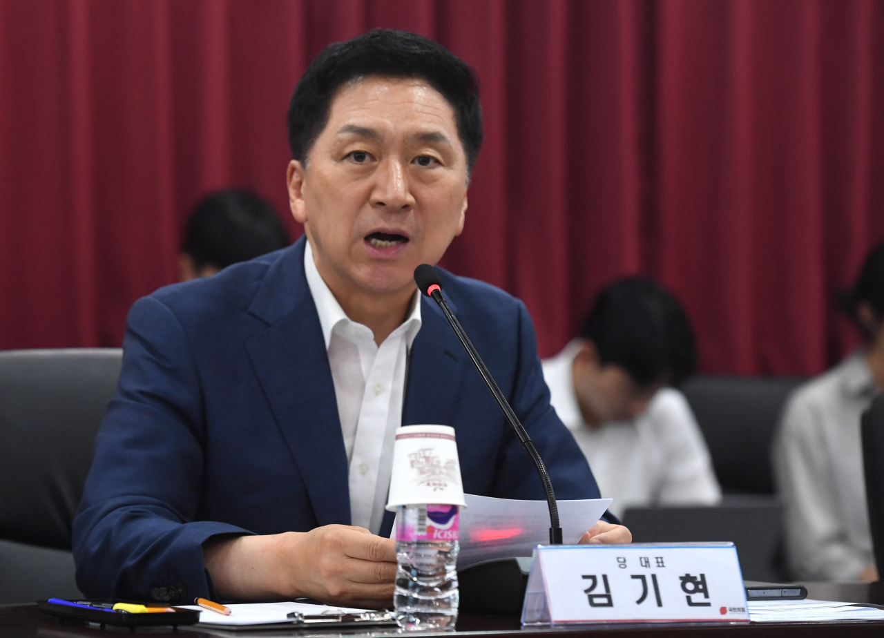 국민의힘 김기현 대표가 7일 마포구 서울경찰청 강력범죄수사대에서 강력범죄 대책 간담회를 하고 있다. [연합]