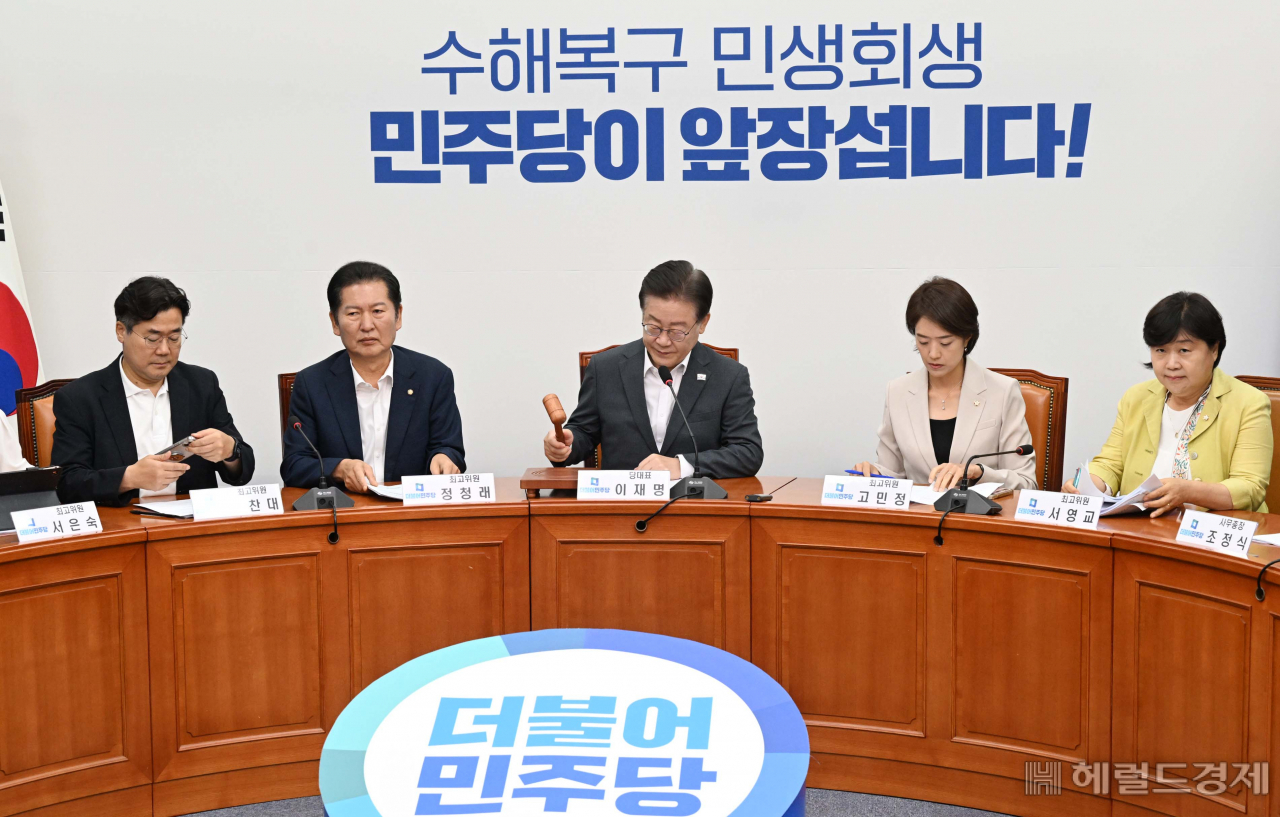 이재명 더불어민주당 대표가 7일 오전 서울 여의도 국회에서 열린 최고위원회의에서 의사봉을 두드리고 있다. 이상섭 기자