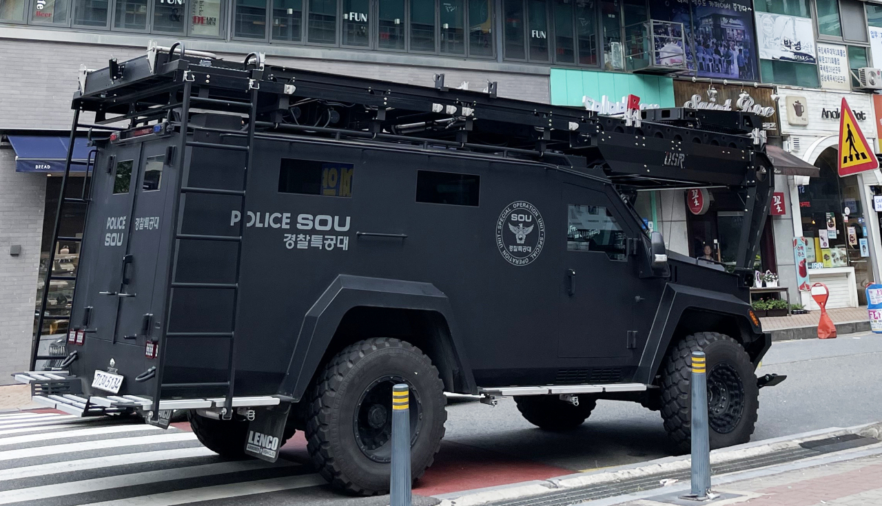 경찰은 지난 3일 '분당 흉기 난동 사건' 발생 이후 살인을 예고하는 글이 연이어 게시되고 게시자들이 협박 등 혐의로 검거되는 사례가 잇따르는 가운데 만일의 사태에 대비하고자 인파 밀집 지역에 경찰특공대와 장갑차 등을 배치하고 있다. [연합]