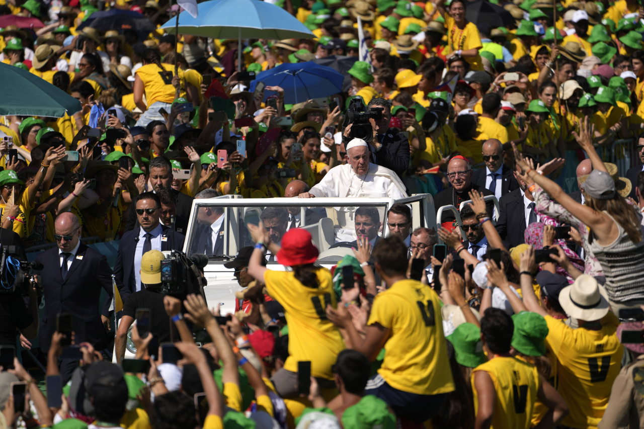 Pope Francis arrives to meet thousands of World Youth Day volunteers at Passeio Mar&iacute;timo in Alg&eacute;s, just outside Lisbon, Sunday. (AP-Yonhap)