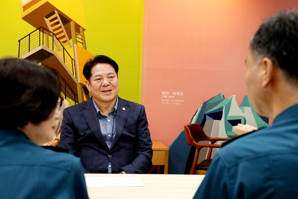 최대호 안양시장(가운데)과 이연형 만안경찰서장(왼쪽) 구은영 동안경찰서장(오른쪽)이 참석한 가운데 경찰 특별치안활동 간담회를 개최했다.[안양시 제공]
