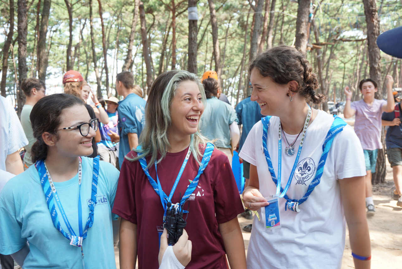 A 16-year-old Scout, Eleonora Vella (right) answers to reporters‘ question with her friends. (Ministry of Gender Equality and Family)