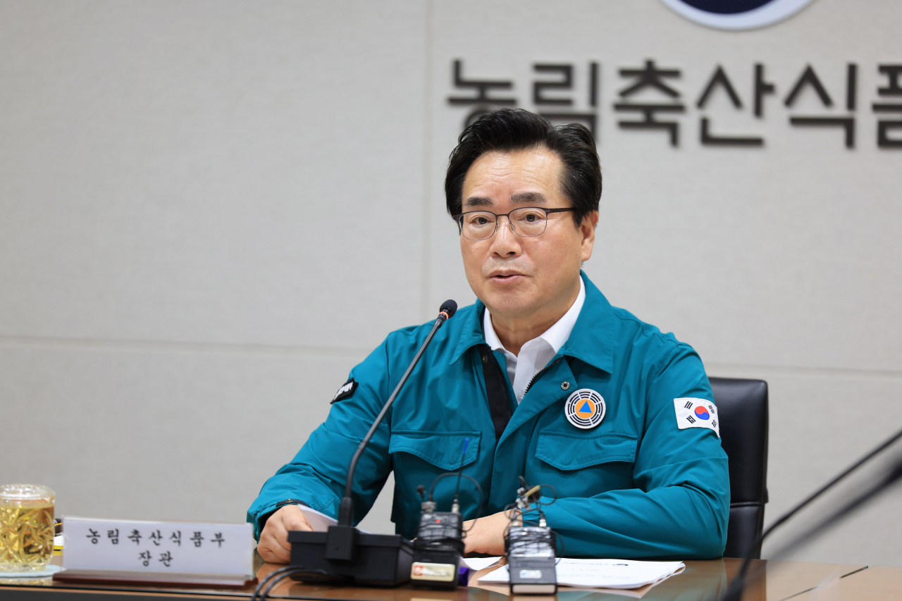 정황근 농림축산식품부 장관이 7일 정부세종청사에서 6호 태풍 '카눈' 북상에 대비해 농업 부문 상황 점검 회의 주재하고 있다. [농림축산식품부 제공]