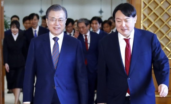 문재인 전 대통령이 지난 2019년 7월 청와대에서 윤석열 당시 신임 검찰총장에게 임명장을 수여한 뒤 함께 환담장으로 이동하고 있다. [연합뉴스]