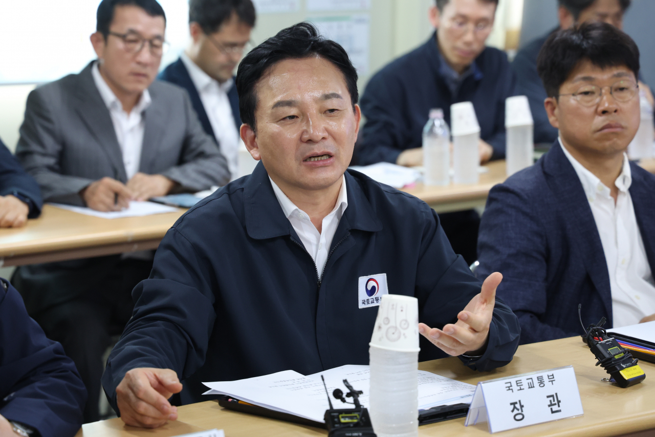 원희룡 국토교통부 장관이 6일 경기도 양주시 덕계동 양주회천 A15 아파트에서 열린 간담회에서 입주예정자들의 질문에 답변하고 있다. [연합]