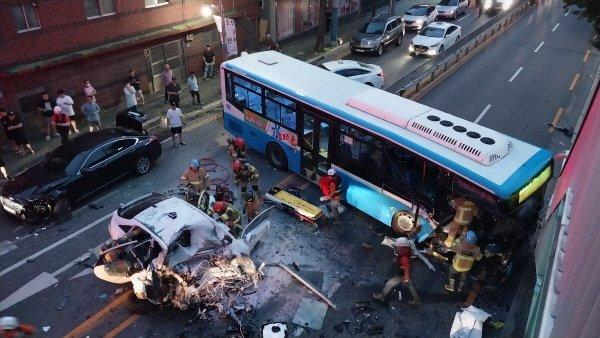 지난 5일 오후 7시24분쯤 경남 창원시 마산회원구 석전사거리에서 아이오닉6 택시가 역주행해 시내버스와 추돌해 택시 운전자와 택시 승객 등 2명이 사망했다. 사진은 사고 당시 모습. [보배드림 갈무리]