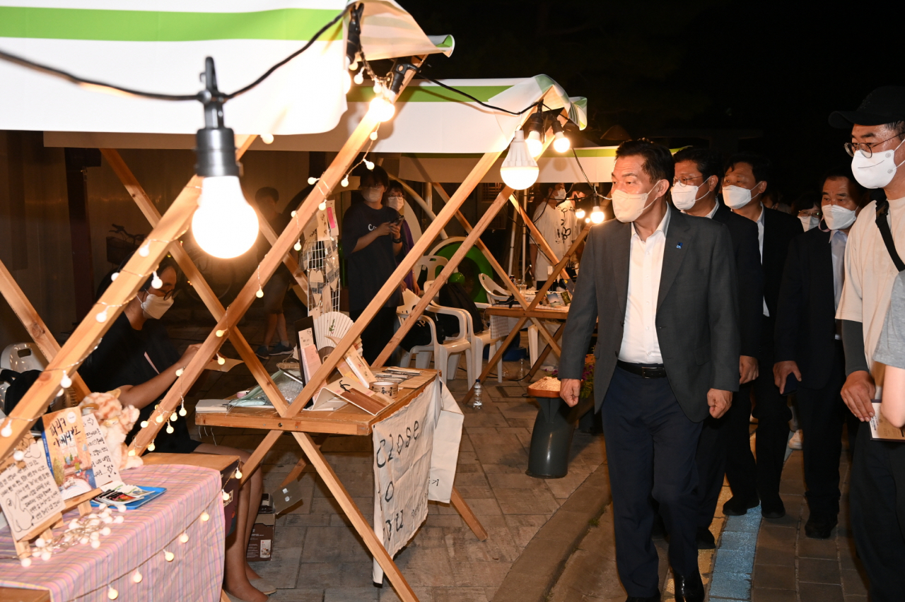 지난해 수원 문화재 야행 행사를 방문한 이재준 수원특례시장이 주민들이 참여한 마켓을 둘러보고 있다.