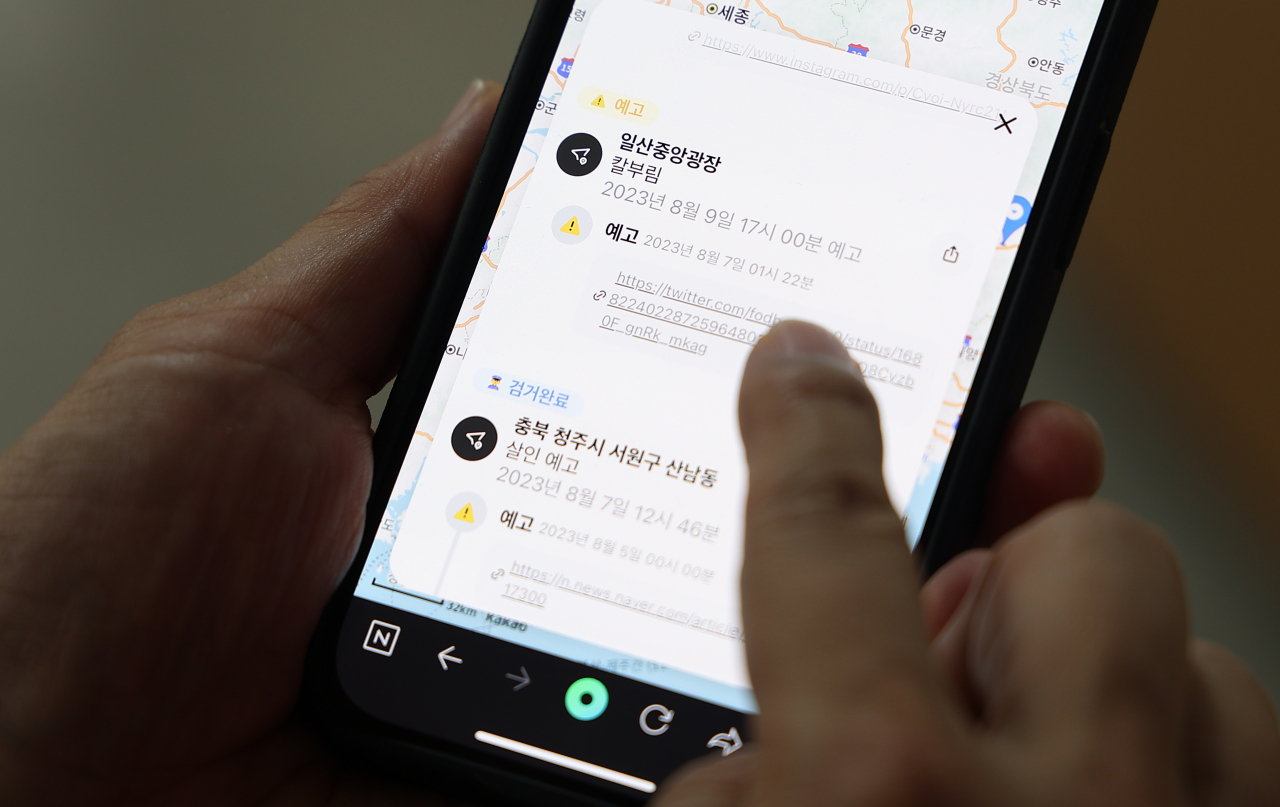 전국적으로 '살인 예고'가 속출한 가운데, 한 시민이 '살인 예고'를 정리해 알려주는 웹사이트에서 실시간 예고 글을 살펴보고 있다. [연합]
