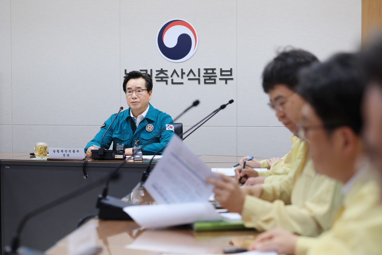 정황근(왼쪽 첫번째) 농림축산식품부 장관이 7일 정부세종청사에서 태풍 ‘카눈’ 북상에 대비해 농업 부문 상황 긴급 회의를 주재하고 있다.[농림축산식품부 제공]