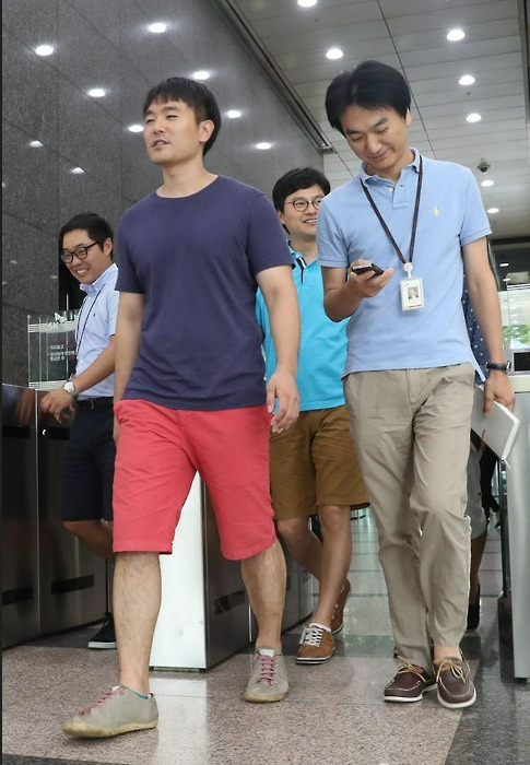 반바지를 입고 출근하는 SK이노베이션 직원들. 이 회사는 이미 지난 2016년부터 반바지를 허용했다. [연합]