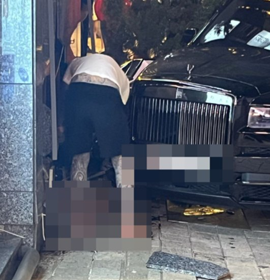 지난 2일 강남구 압구정역에서 롤스로이스 운전자가 인도로 돌진헤 20대 여성을 들이받은 후 차에서 내리는 모습. [유튜브 채널 ‘카라큘라 탐정사무소’ 캡처]