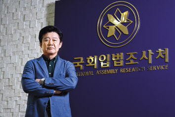 박상철 국회 입법조사처장이 4일 국회 집무실에서 헤럴드경제와 인터뷰를 갖고 있다. 임세준 기자
