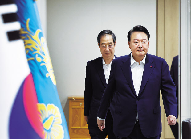 윤석열 대통령이 여름휴가 마지막날인 8일 오후 서울 용산 대통령실에서 국방혁신위원회 전체회의를 주재하며 사실상 업무에 복귀한다. 사진은 윤 대통령이 지난 1일 대통령실 청사에서 열린 국무회의에 한덕수 국무총리와 입장하고 있는 모습. [연합]
