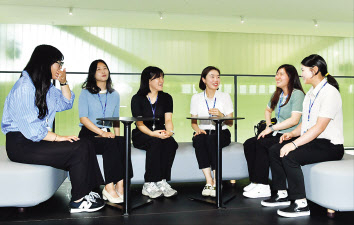 기술직 신입사원 여성합격자 6명이 교육장 일원에서 서로 이야기를 나누고 있다. [현대차 제공]