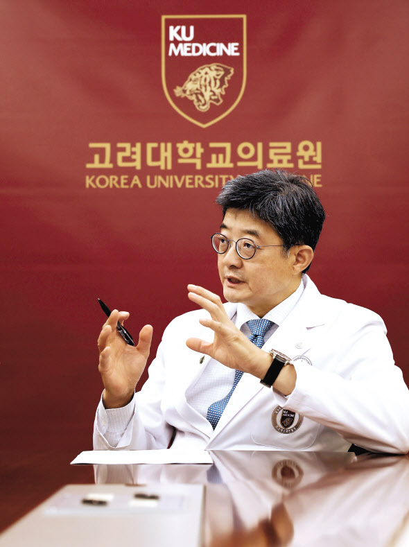 한승범 고대안암병원장이 최근 헤럴드경제와 인터뷰에서 신관 완공과 그에 따른 고대안암병원의 운영방향에 대해 말하고 있다. [고대안암병원 제공]