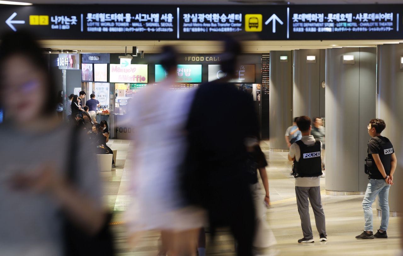 지난 4일 협박글 속 범행 예고 장소 중 하나로 지목된 잠실역에 배치된 경찰들이 경계근무를 서고 있다(사진은 기사 내용과 관련 없음). [연합].