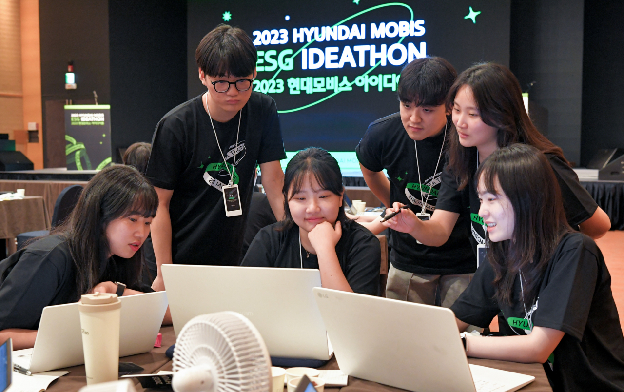 2023 현대모비스 ESG 아이디어톤 대회 참가자들이 팀 회의를 진행하고 있다. [현대모비스 제공]