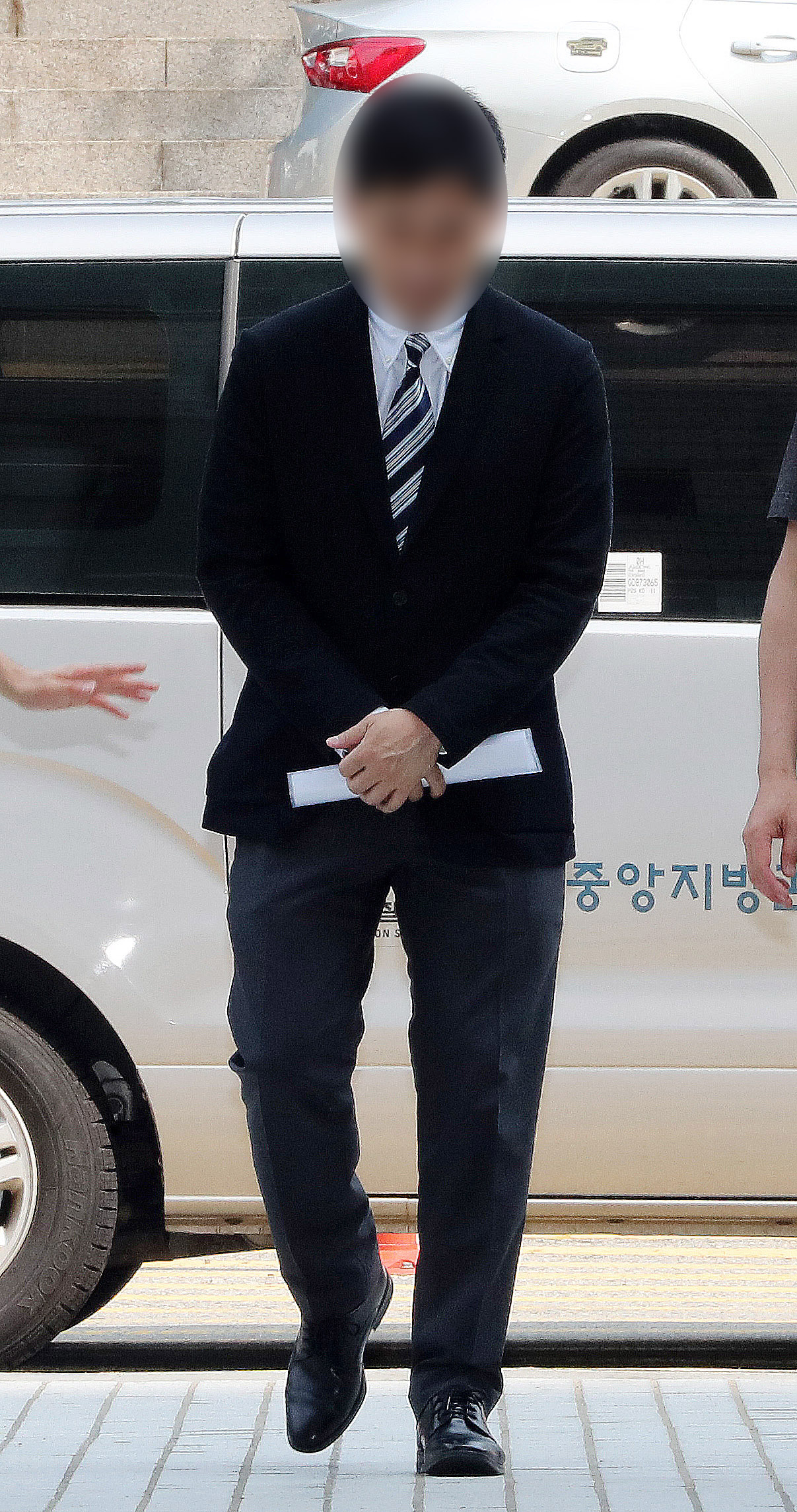 김성훈 백광산업 전 대표가 20일 서울 서초구 서울중앙지방법원에서 열린 200억 원대 횡령과 외부감사법·자본시장법 위반, 증거인멸교사 혐의 구속영장 실질심사에 출석하고 있다. [연합뉴스]