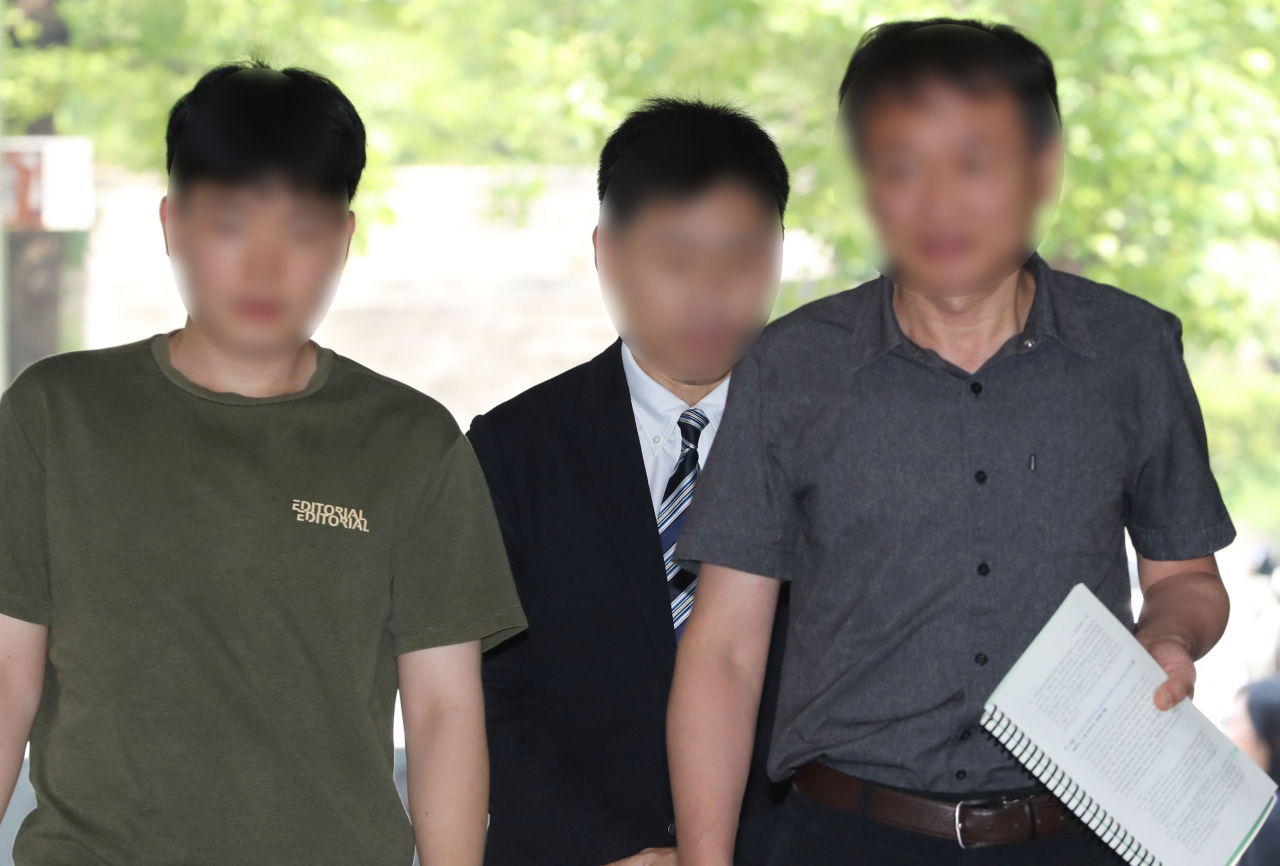 김성훈 백광산업 전 대표가 20일 서울 서초구 서울중앙지방법원에서 열린 200억 원대 횡령과 외부감사법·자본시장법 위반, 증거인멸교사 혐의 구속영장 실질심사에 출석하고 있다. [연합뉴스]