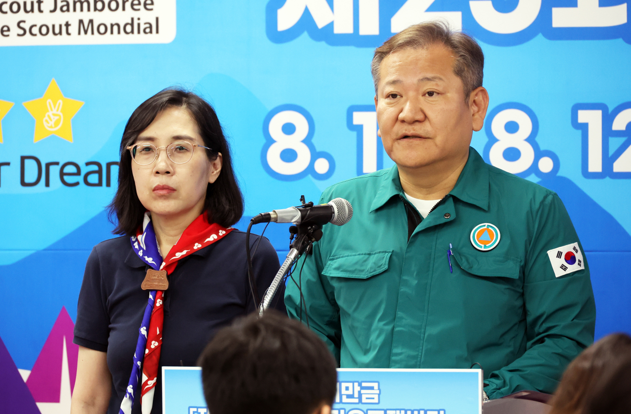 김현숙 여성가족부 장관, 이상민 행정안전부 장관(왼쪽부터)이 8일 전북 부안군 2023 새만금 잼버리 프레스센터에서 브리핑을 하고 있다.[연합]