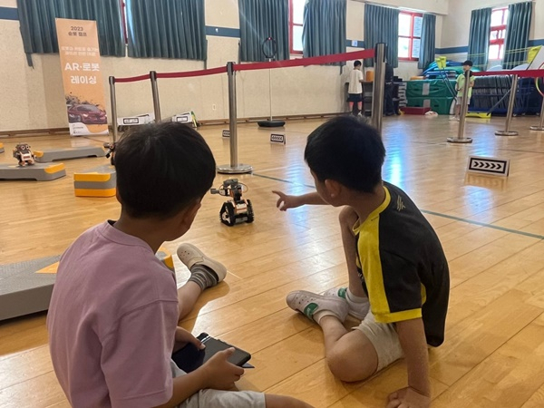 순천 상사초교 학생들이 로봇 체험을 하면서 즐거워하고 있다. [순천시 제공]