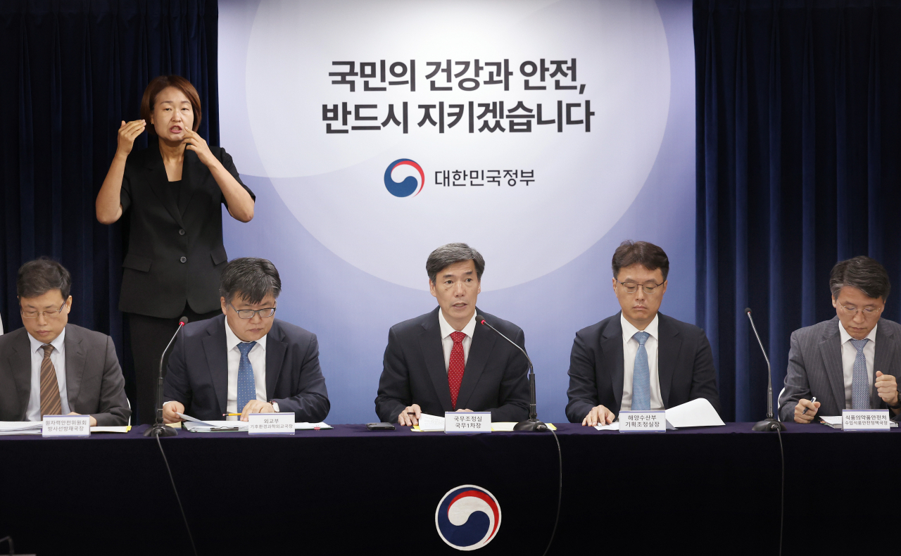박구연(오른쪽 세번째) 국무조정실 1차장이 8일 정부서울청사에서 열린 후쿠시마 원전 오염수 방류 관련 일일 브리핑에 참석해 언론 보도에 대한 정부의 입장을 설명하고 있다. [연합]