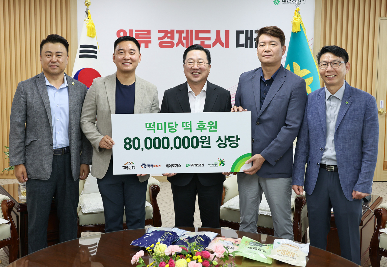 ㈜만품농업회사법인 브랜드인 떡미당이 8일 대전시청 응접실에서 이장우 대전시장(사진 중앙)에게 관내 취약계층 아동의 먹거리 지원에 써달라며 8000만원 상당의 떡 후원물품을 전달했다.