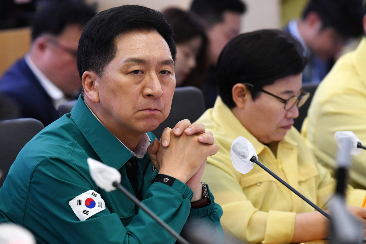 국민의힘 김기현 대표가 8일 서울 동작구 기상청을 방문해 제6호 태풍 카눈(KHANUN) 대비 현황 보고를 받고 있다. [연합]