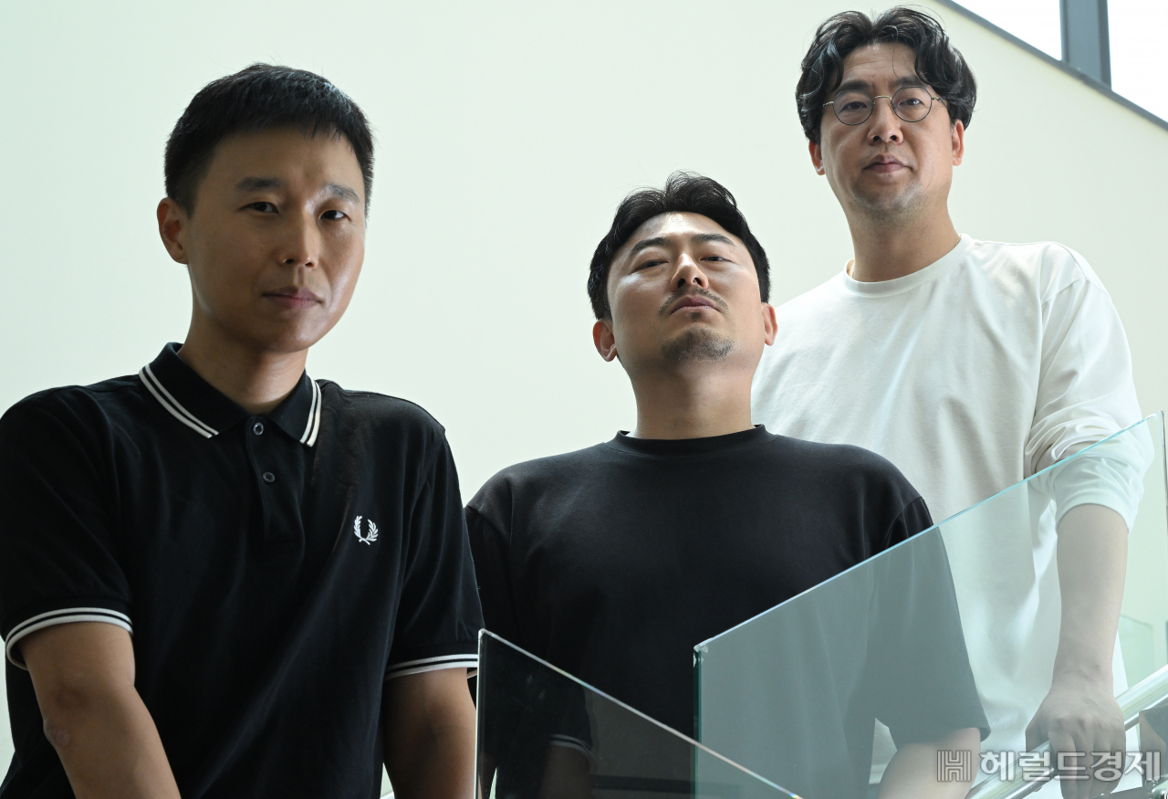 동갑내기 세 친구 이일우·황민왕·성시영(왼쪽부터)이 오는 15일 세종문화회관 S씨어터에서 공연하는 ‘광광, 굉굉’으로 뭉친다. 임세준 기자