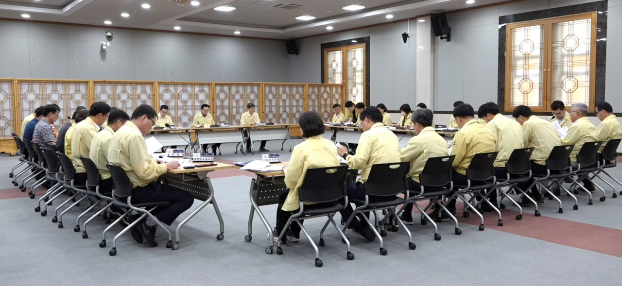 윤병태시장이 8일 태풍 카눈에 피해 최소화를 위해 관계기관 대책회의를 주재하고 있다