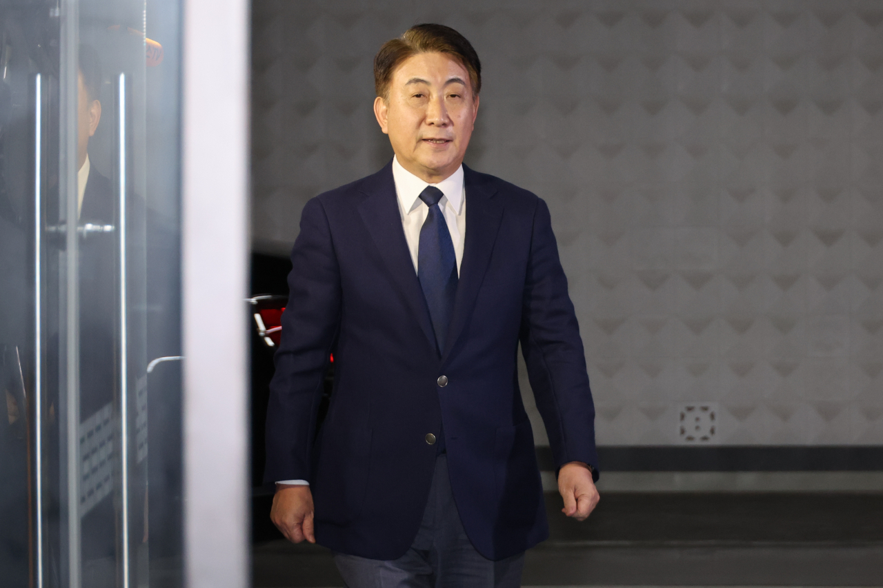 이동관 방송통신위원장 후보자가 8일 오후 정부과천청사 인근에 마련된 인사청문준비단 사무실로 들어가고 있다. [연합]