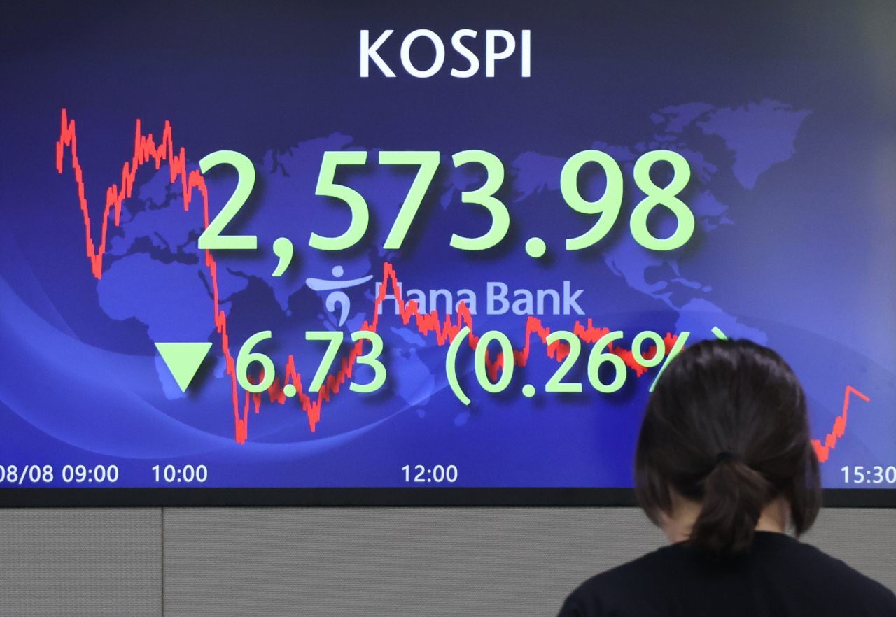 An electronic board showing the Korea Composite Stock Price Index at a dealing room of the Hana Bank headquarters in Seoul on Tuesday. (Yonhap)