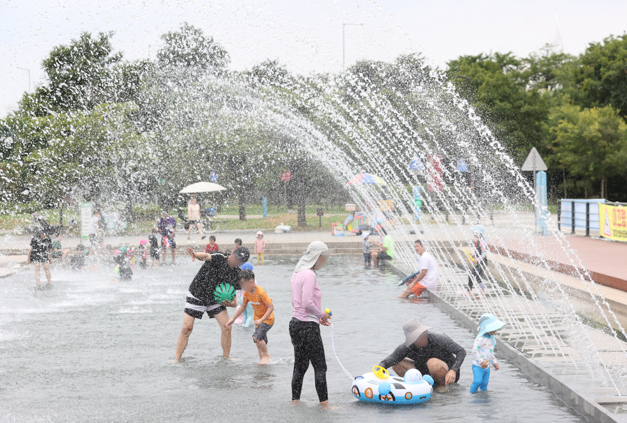 Children play in the Yeouido Hangang Park in Yeongdeungpo-gu, Seoul. (Yonhap)