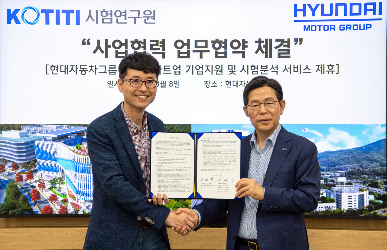 이상락(왼쪽) KOTITI시험연구원 원장과 황윤성 현대차 오픈이노베이션추진실장 상무가 현대차그룹 분사·투자 스타트업 기업지원 및 시험분석 서비스 제휴 사업협력 업무협약 체결식에서 기념 촬영을 하는 모습. [현대차그룹 제공]