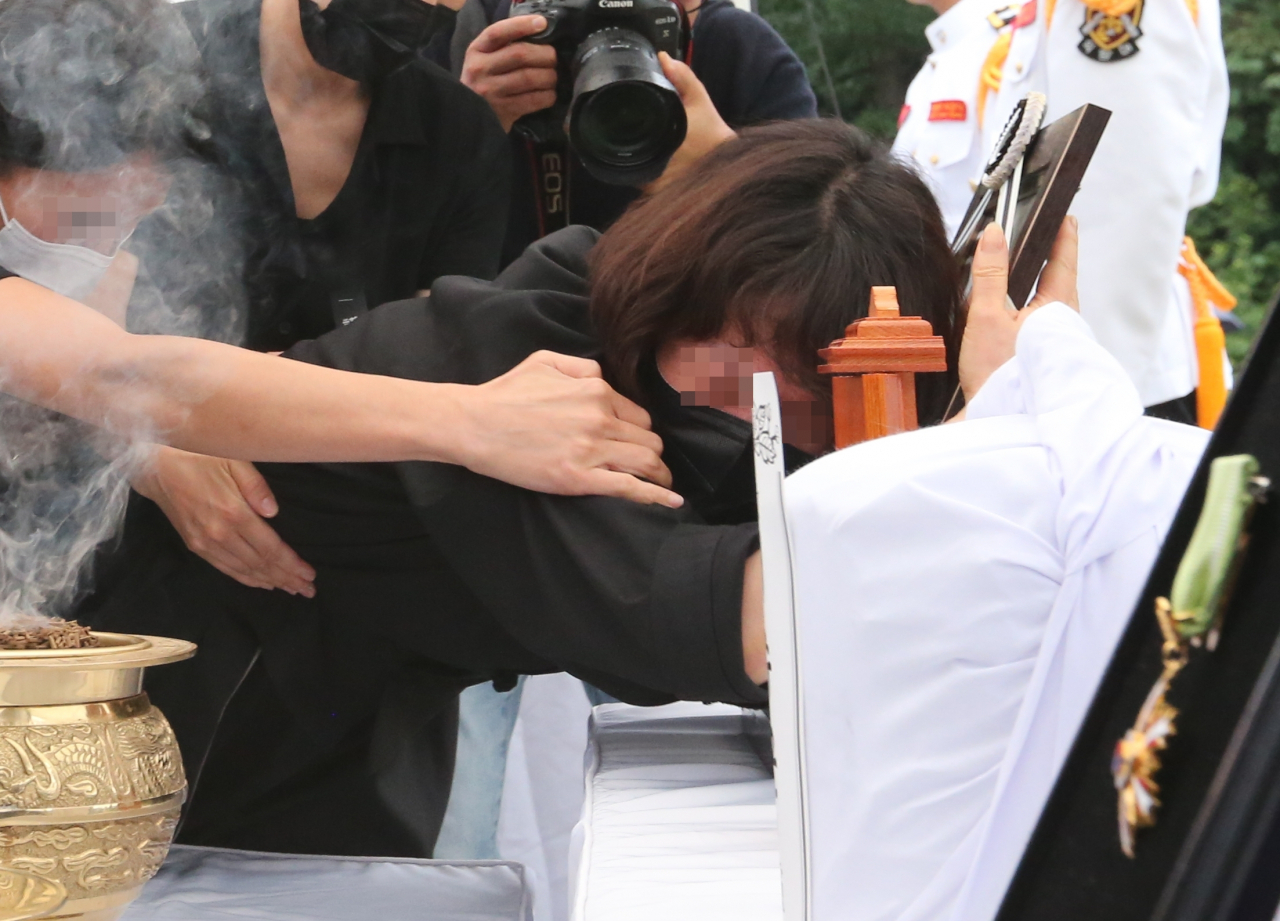 고(故) 채수근 상병의 안장식이 지난 달 22일 오후 국립대전현충원에서 거행되는 가운데 어머니가 오열하고 있다. 채수근 상병은 지난 달 19일 경북 예천 내성천에서 실종자를 수색하던 중 급류에 휩쓸려 숨졌다. 연합뉴스