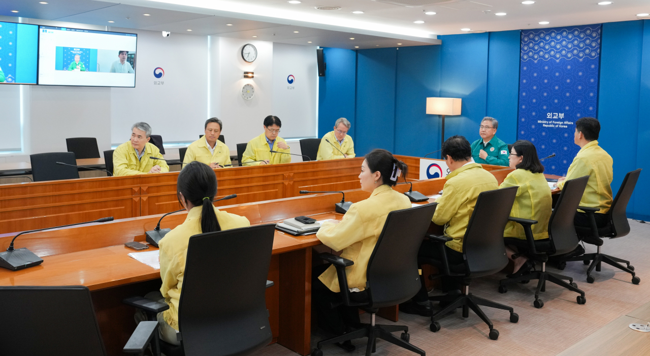 외교부는 쿠데타가 발생한 서아프리카 국가 니제르에 체류 중이던 국민 3명이 현지에서 무사히 출국했다고 3일 밝혔다. 이들 3명은 프랑스 정부가 제공한 항공기 편으로 이날 오전 1시 45분께 파리에 도착했다. 사진은 박진 외교부 장관이 니제르 상황과 재외국민 안전 점검을 위한 화상회의를 주재하는 모습. [연합]