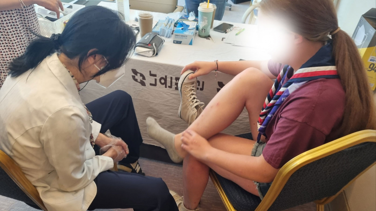 인천나은병원 의료진들이 새만금을 퇴영해 인천으로 온 잼버리 대원의 상처를 치료해주고 있다.