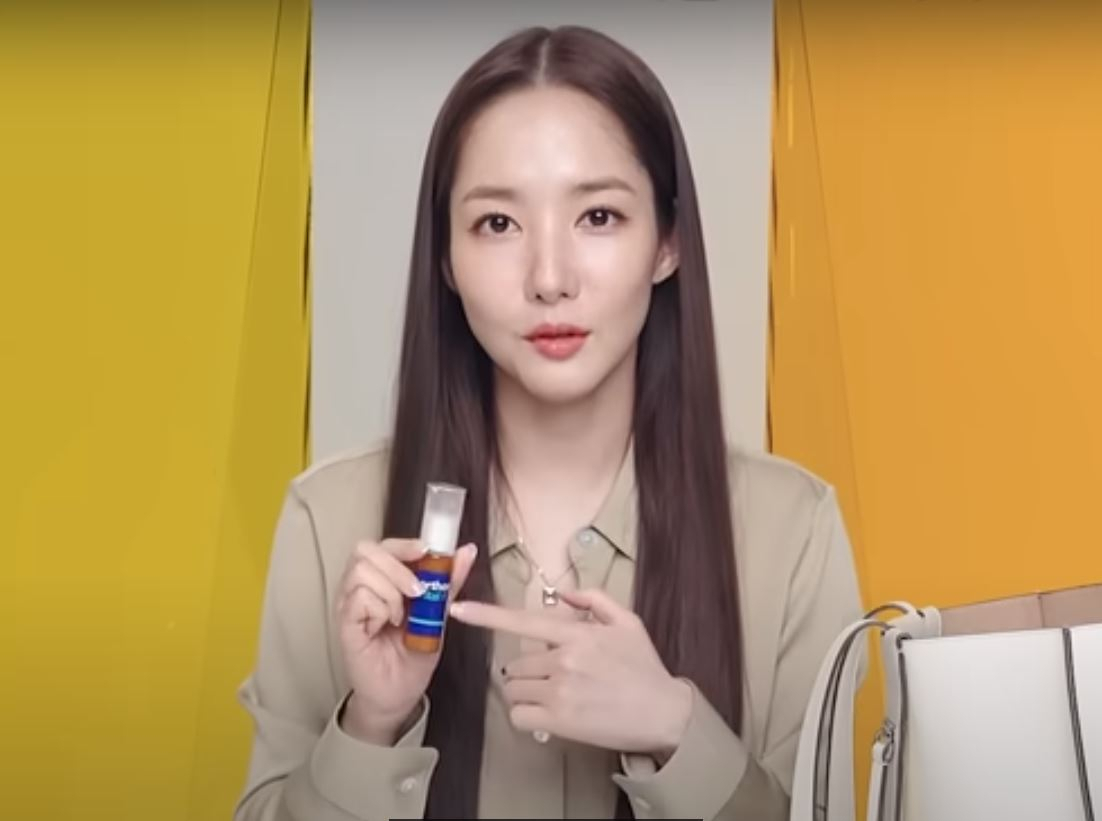 박민영 배우가 자신의 유튜브 채널에서 가방 안에 든 오쏘몰 이뮨 비타민을 소개하고 있다. [유튜브 그냥, 박민영 캡쳐]