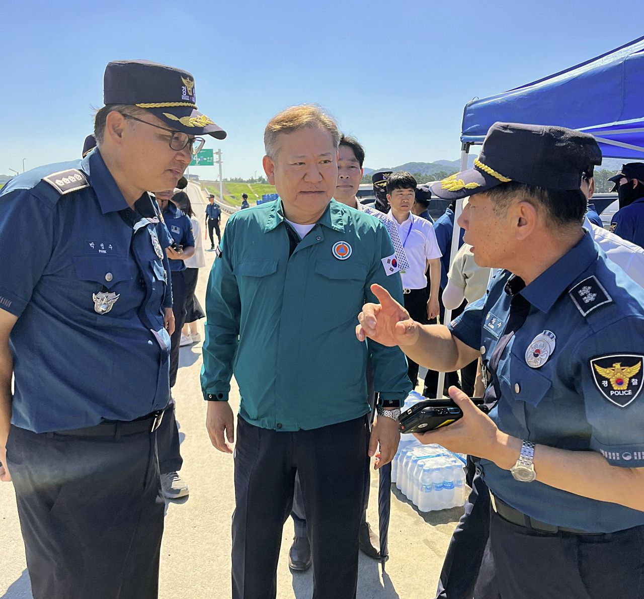이상민 행정안전부 장관이 8일 전북 부안군 새만금 세계스카우트잼버리 주차장을 찾아 참가 대원들의 비상대피 출차현장을 살펴보고 있다. [연합]