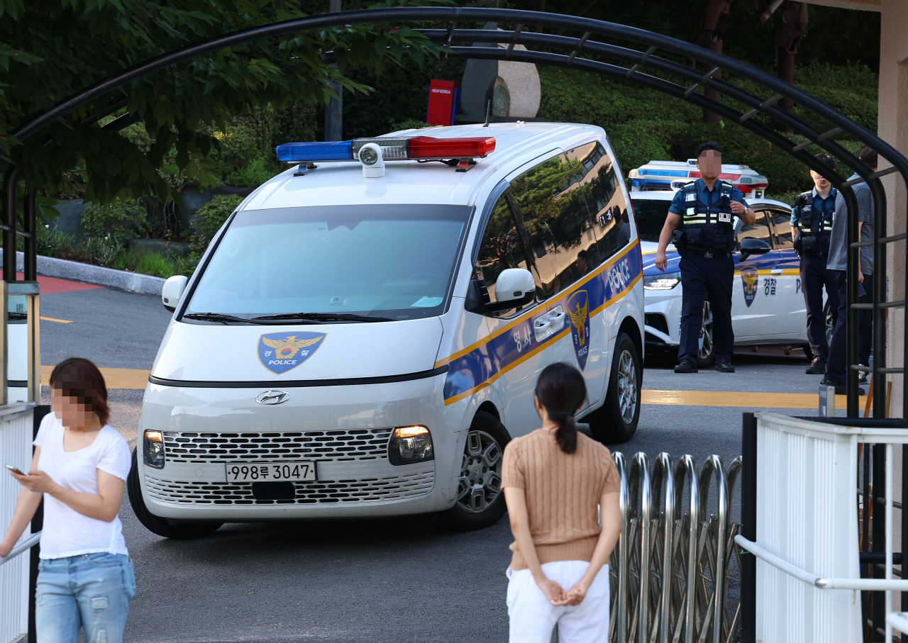흉악범죄 예고 글로 학교가 일시 폐쇄된 서울 시내의 한 고등학교에 경찰관이 배치돼 있다. [연합]