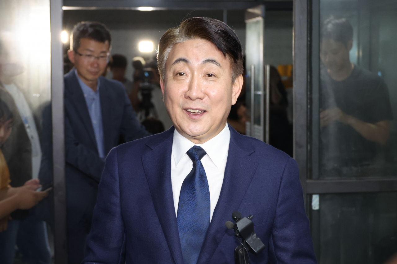 이동관 방송통신위원장 후보자가 8일 오후 정부과천청사 인근 인사청문준비단 사무실로 들어가며 취재진의 질문에 답하고 있다. [연합]
